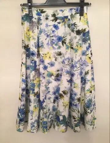 저스길리티 꽃무늬 플레어 스커트 무릎 기장