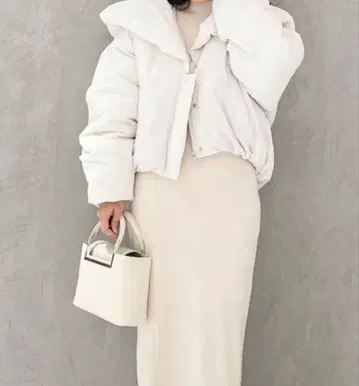 가격 인하 가능 화이트 다운 자켓