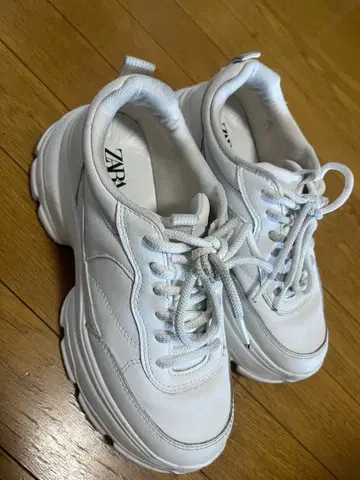 ZARA 화이트 스니커즈 38