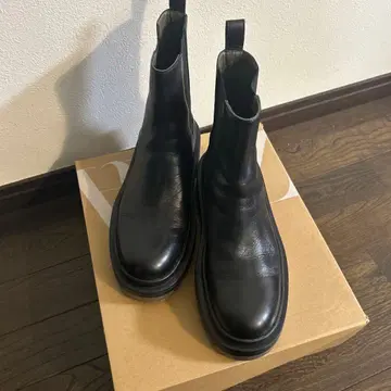 ZARA 블랙 가죽 사이드 고어 부츠