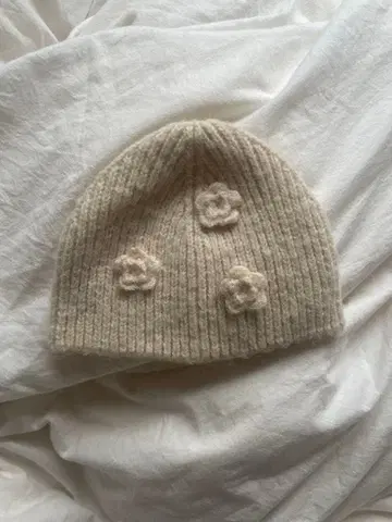 moussy 꽃 장식 니트 모자