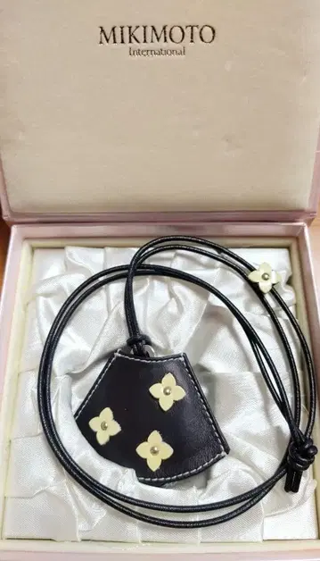 MIKIMOTO 꽃 모티브 진주 루페 목걸이