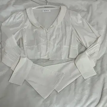 MELT THE LADY 화이트 크롭 블라우스