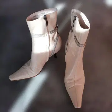 베이지 가죽 부츠 지퍼 포함