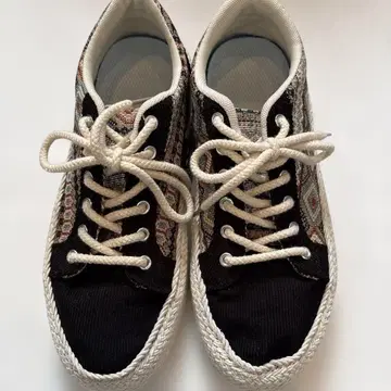 기하학 패턴의 블랙 스니커즈