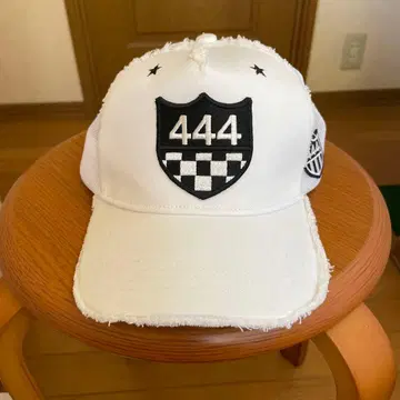 화이트 체크 무늬 캡 444