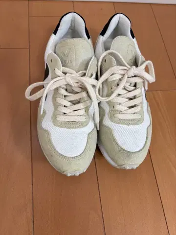 VEJA 스웨이드 메쉬 스니커즈