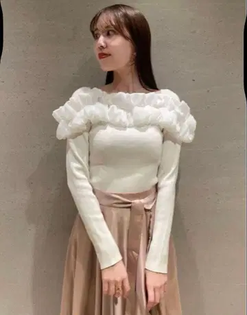 SNIDEL 프릴 오프숄더 긴팔 니트