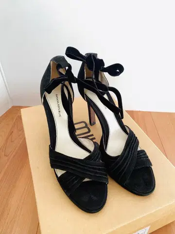 Banana Republic 블랙 스웨이드 리본 샌들