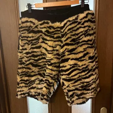 퍼 소재 숏팬츠 호랑이 무늬 타이거