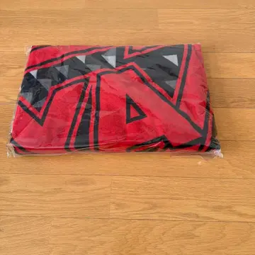 빨간색과 블랙의 디자인 타월