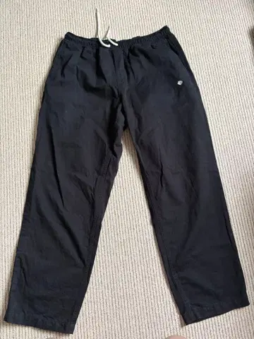 블랙 이지 팬츠 겨드랑이 자수 로고 포함