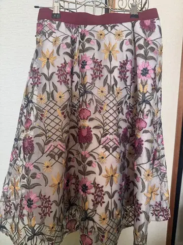 Apuweiser-riche 레티스 플라워 자수 스커트