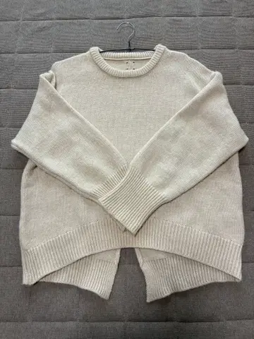 베이지 니트 스웨터 전후차 디자인