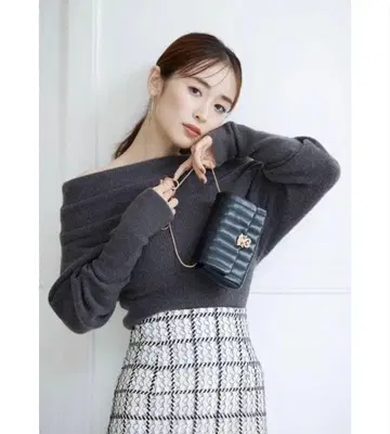 스나이델 오프숄더 니트