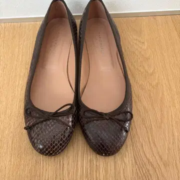 브라운 스네이크 스킨 플랫슈즈 36