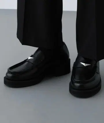 가격 인하 요청 환영 [ HARE ] 메탈 로퍼 바닥면에 얼룩 있음