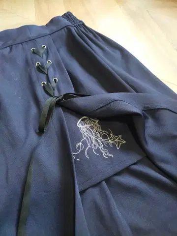 axes femme 포에틱 다크 마린 스커트 해파리 자수