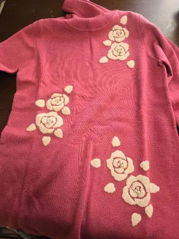 핑크 꽃무늬 자수 터틀넥 니트