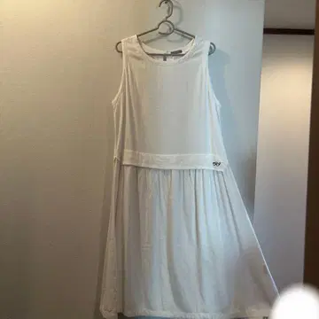 슬리브리스 원피스 화이트