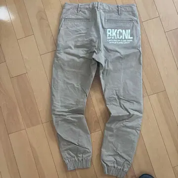 백 채널 베이지 조거 팬츠