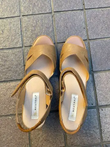 NEUTRAL 베이지 크로스 스트랩 샌들