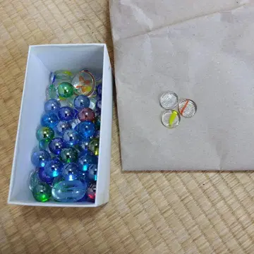 컬러풀 유리 구슬 약 30개와 공기돌 세트