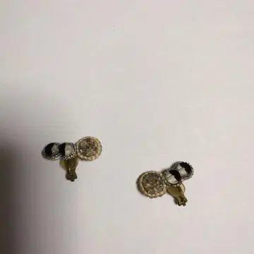 캐주얼 블랙과 베이지 귀찌