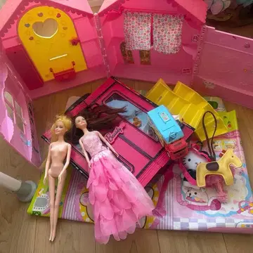 바비 인형의 집과 인형 세트