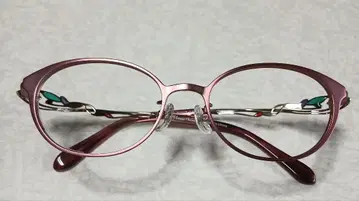 핑크색 오벌 프레임 안경