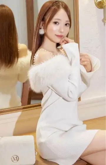 미셸 마카롱 퍼 오프숄더 니트 원피스