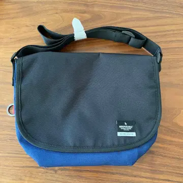 숄더백 블랙과 파랑의 콤비네이션