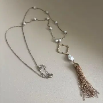 MAHINA 화이트 모티브와 태슬 목걸이