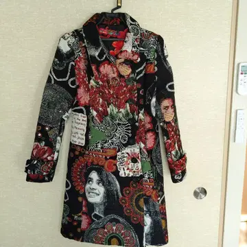 Desigual 데시구알 코트 사이즈 40 새상품급 아트 패턴 패치워크풍