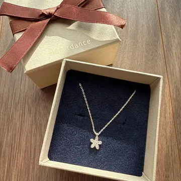 Heartdance 꽃 모티브 목걸이