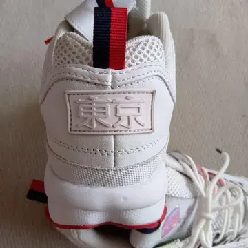 FILA 도쿄 로고 화이트 스니커즈