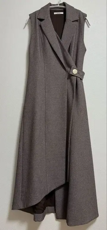 [스나이델] 슬리브리스 테일러드 롱 원피스