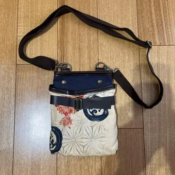 일본풍 패턴 시저 케이스 숄더백
