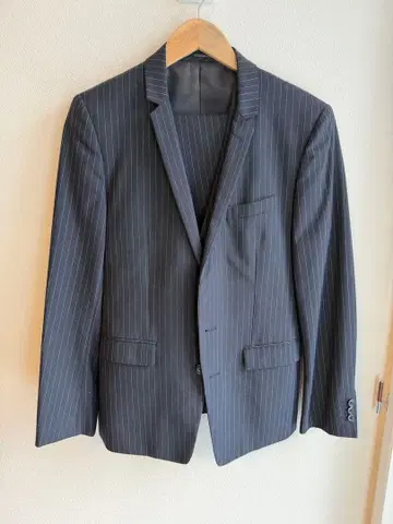 다크 그레이 핀스트라이프 비즈니스 정장