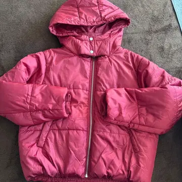 후드 부착 빨간색 다운 자켓