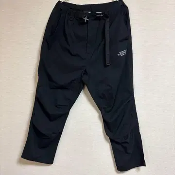 블랙 와이드 팬츠 드로 코드 부착