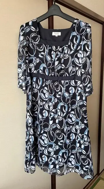 자유구 반팔 무릎 기장 원피스 블랙/화이트/파랑