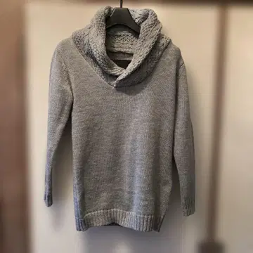 라이트 그레이 숄카라 니트 스웨터