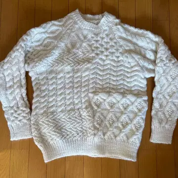 화이트 케이블 짜임 긴팔 스웨터