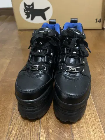 요스케 통굽 블랙 가죽 스니커즈 23.5cm