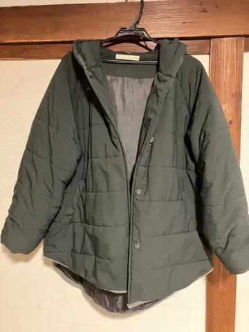 올리브 그린 후드 부착 다운 자켓