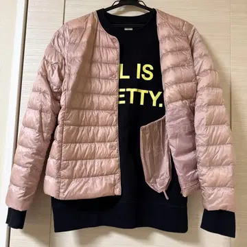 유니클로 울트라 라이트 다운 자켓에 블랙 트레이닝복 포함