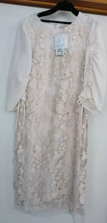 택 포함 새상품 로즈 티아라 자수 원피스 사이즈 40