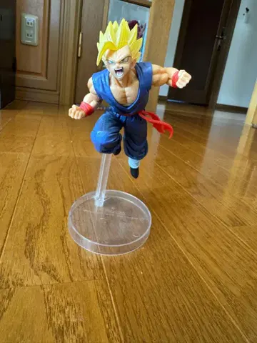 드래곤볼 손오반 피규어 튀어나오는 포즈