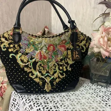 새상품급 싱크비 비즈 자수 블랙 핸드백 중형